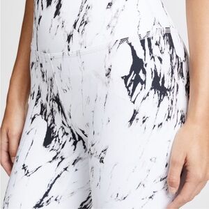 Beyond Yoga Olympus High Waisted Short Leggings Marble White Size Small